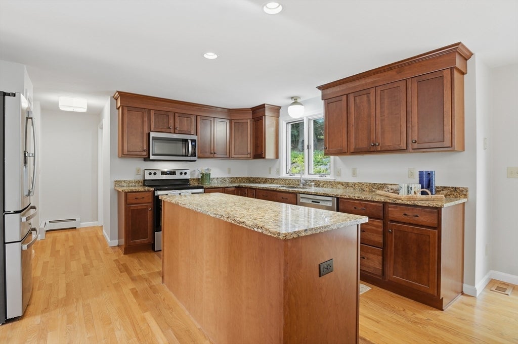 22 Wachusett Cir, Shrewsbury, MA, 22 Wachusett Cir, Shrewsbury, MA Photo #3