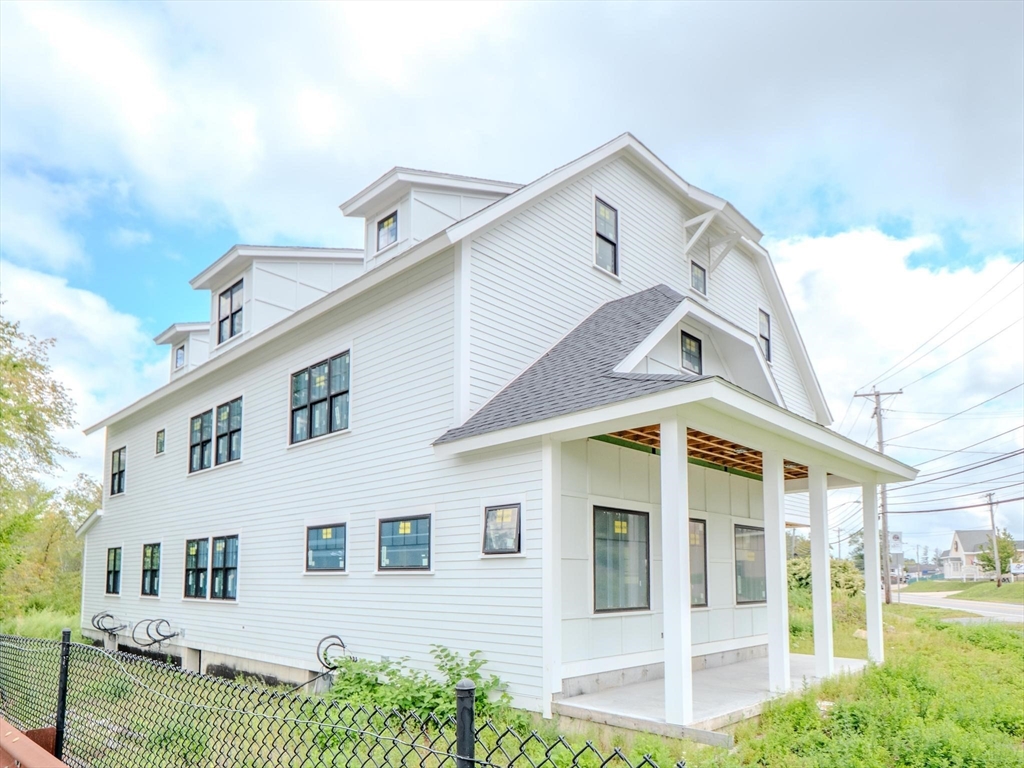 90 West Main St