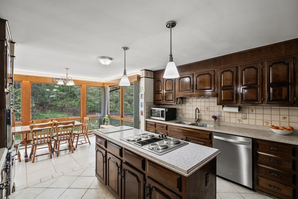1 Hemlock Dr, Chelmsford, MA, 1 Hemlock Dr, Chelmsford, MA Photo #16