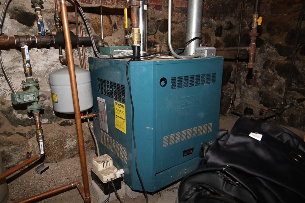 Saugus, Massachusetts 01906, United States, 3 Bedrooms Bedrooms, ,2 BathroomsBathrooms,Residential,Active,219862