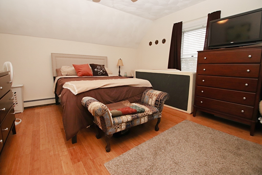 Saugus, Massachusetts 01906, United States, 3 Bedrooms Bedrooms, ,2 BathroomsBathrooms,Residential,Active,219862