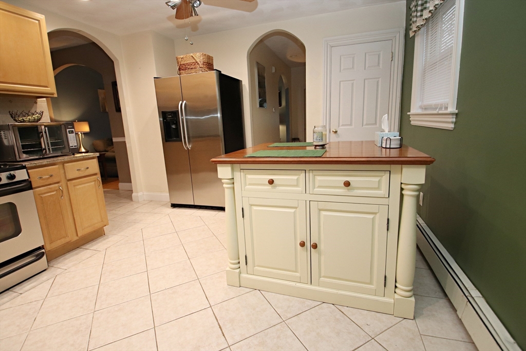 Saugus, Massachusetts 01906, United States, 3 Bedrooms Bedrooms, ,2 BathroomsBathrooms,Residential,Active,219862