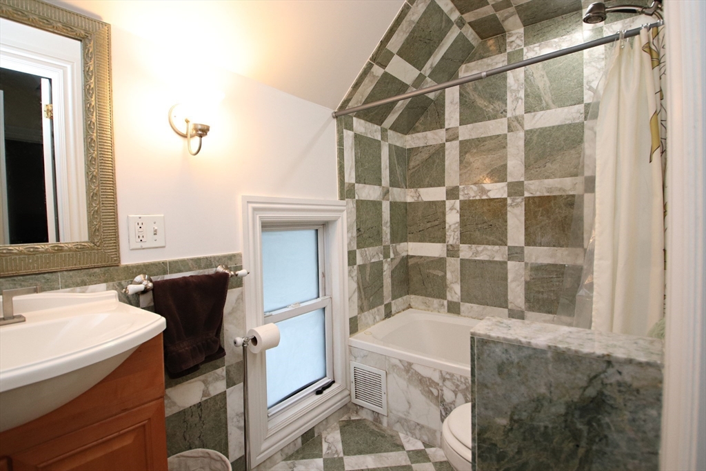 Saugus, Massachusetts 01906, United States, 3 Bedrooms Bedrooms, ,2 BathroomsBathrooms,Residential,Active,219862