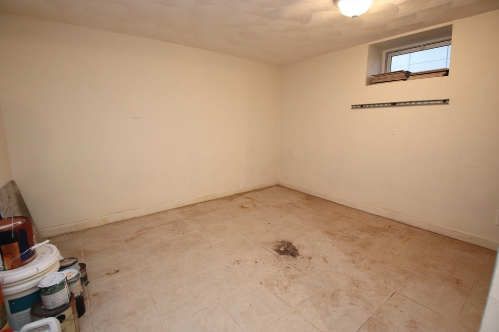 Saugus, Massachusetts 01906, United States, 3 Bedrooms Bedrooms, ,2 BathroomsBathrooms,Residential,Active,219862