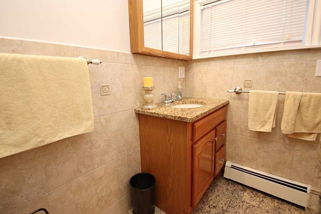 Saugus, Massachusetts 01906, United States, 3 Bedrooms Bedrooms, ,2 BathroomsBathrooms,Residential,Active,219862