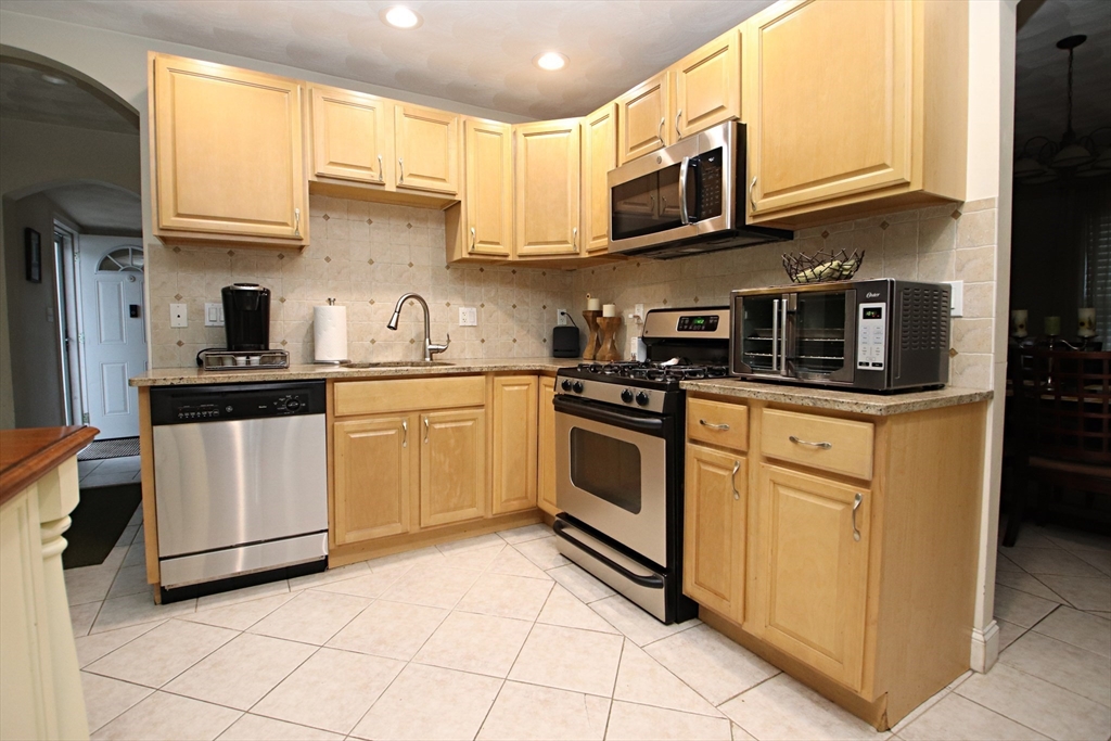 Saugus, Massachusetts 01906, United States, 3 Bedrooms Bedrooms, ,2 BathroomsBathrooms,Residential,Active,219862