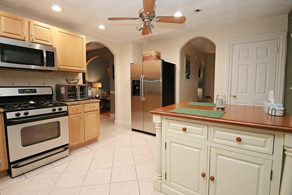 Saugus, Massachusetts 01906, United States, 3 Bedrooms Bedrooms, ,2 BathroomsBathrooms,Residential,Active,219862