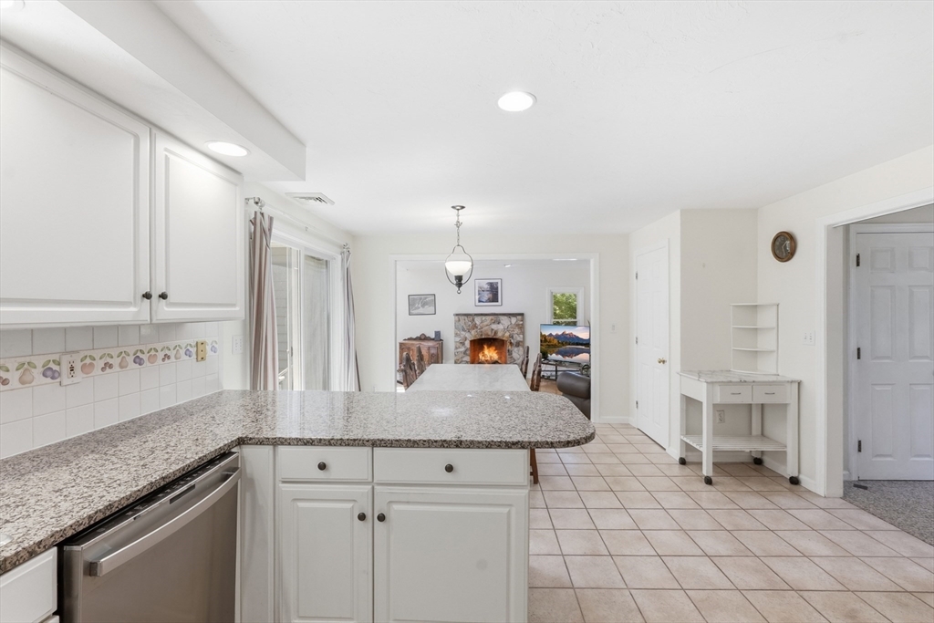 41 Lamplighter Dr, Shrewsbury, MA Photo #4