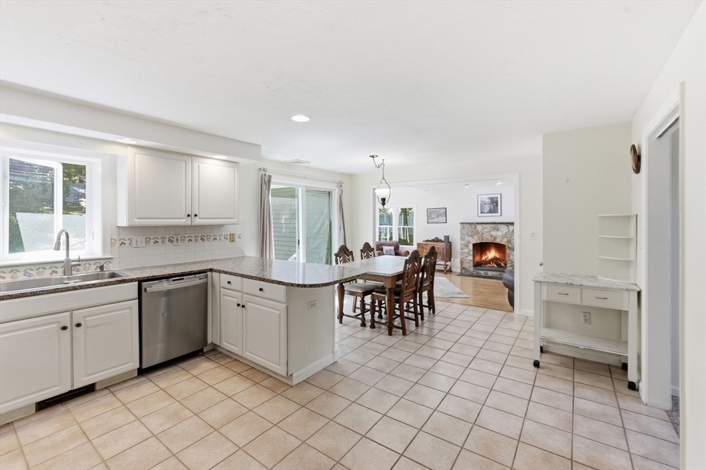 41 Lamplighter Dr, Shrewsbury, MA Photo #5