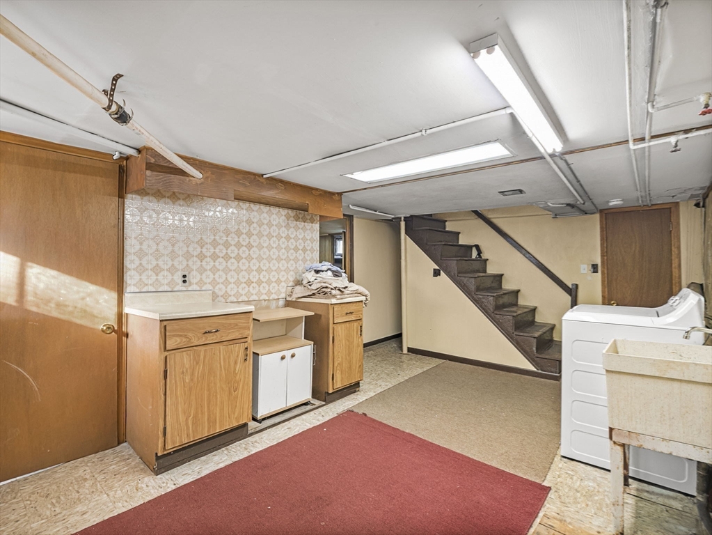 Taunton, Massachusetts 02780, United States, 8 Bedrooms Bedrooms, ,3 BathroomsBathrooms,Residential,Pending,211566