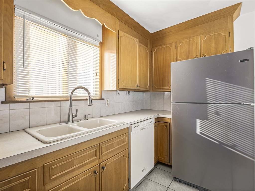 Taunton, Massachusetts 02780, United States, 8 Bedrooms Bedrooms, ,3 BathroomsBathrooms,Residential,Pending,211566