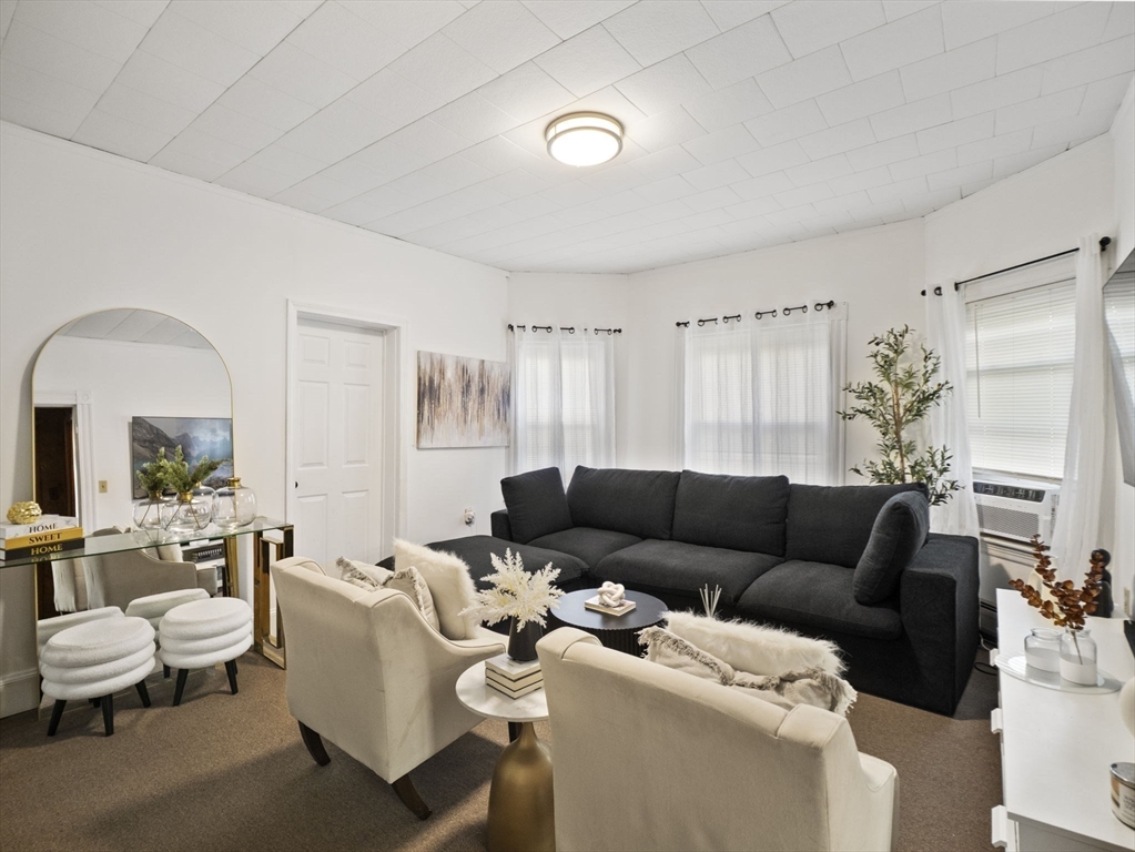 Taunton, Massachusetts 02780, United States, 8 Bedrooms Bedrooms, ,3 BathroomsBathrooms,Residential,Pending,211566