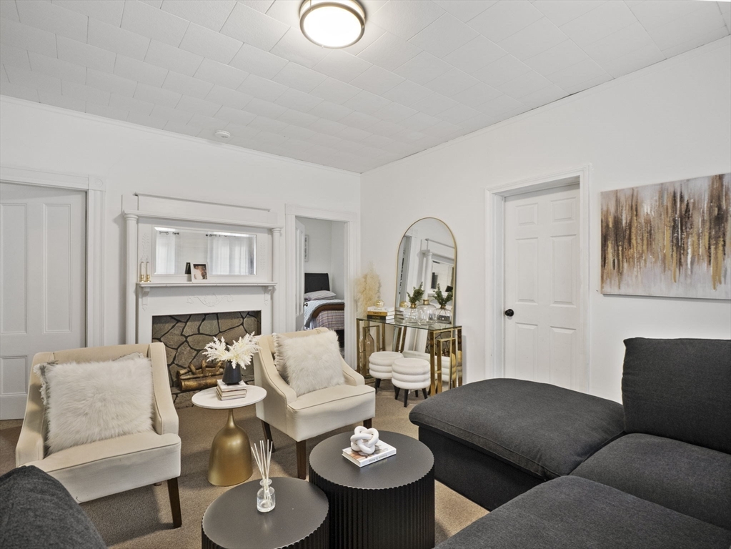 Taunton, Massachusetts 02780, United States, 8 Bedrooms Bedrooms, ,3 BathroomsBathrooms,Residential,Pending,211566