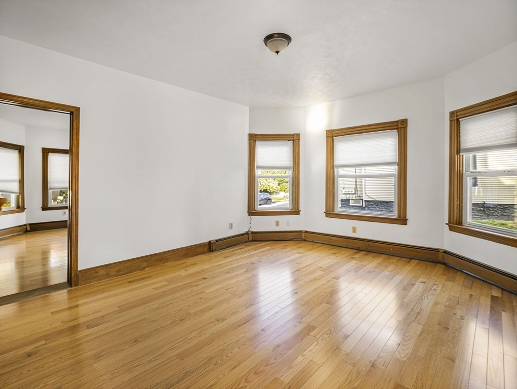 Taunton, Massachusetts 02780, United States, 8 Bedrooms Bedrooms, ,3 BathroomsBathrooms,Residential,Pending,211566