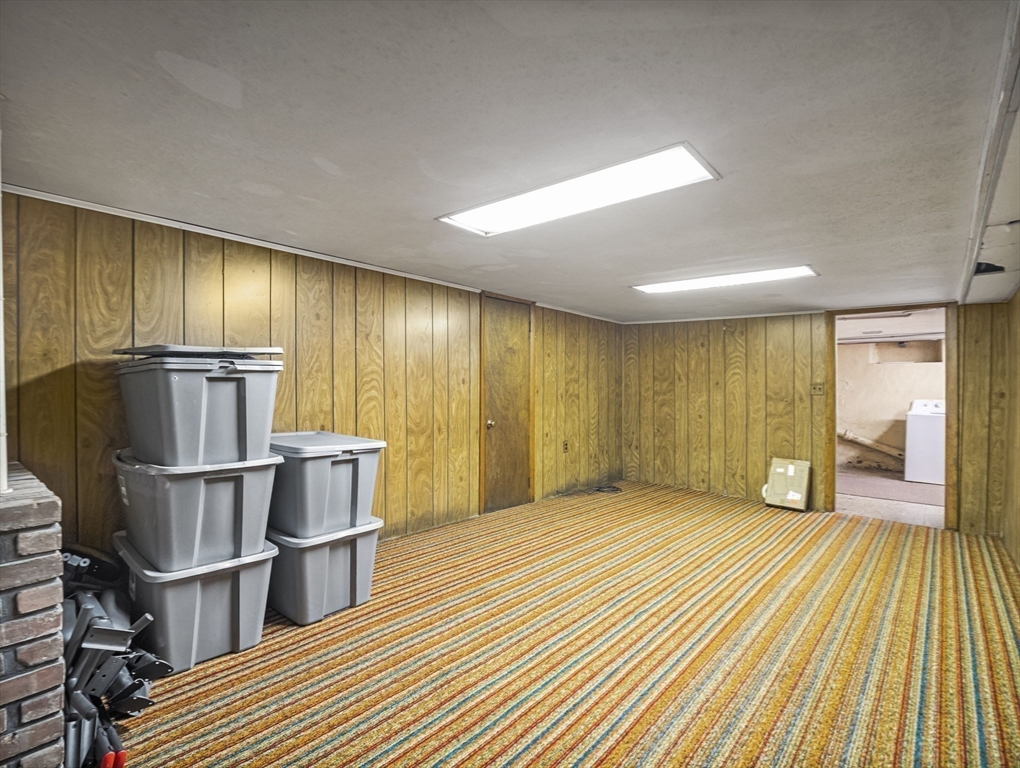 Taunton, Massachusetts 02780, United States, 8 Bedrooms Bedrooms, ,3 BathroomsBathrooms,Residential,Pending,211566