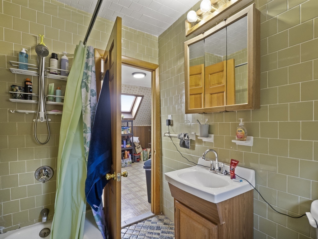 Taunton, Massachusetts 02780, United States, 8 Bedrooms Bedrooms, ,3 BathroomsBathrooms,Residential,Pending,211566