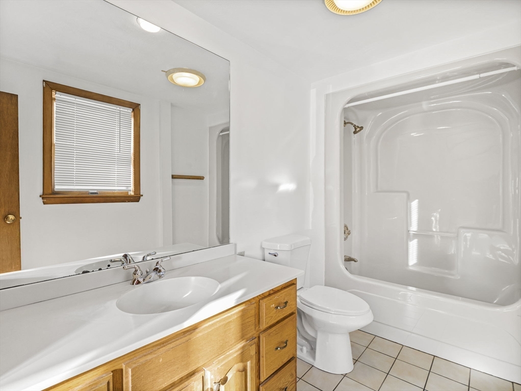 Taunton, Massachusetts 02780, United States, 8 Bedrooms Bedrooms, ,3 BathroomsBathrooms,Residential,Pending,211566