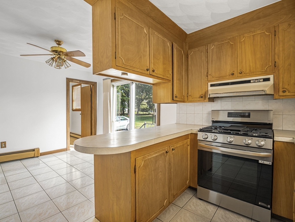 Taunton, Massachusetts 02780, United States, 8 Bedrooms Bedrooms, ,3 BathroomsBathrooms,Residential,Pending,211566