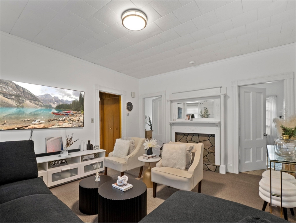 Taunton, Massachusetts 02780, United States, 8 Bedrooms Bedrooms, ,3 BathroomsBathrooms,Residential,Pending,211566