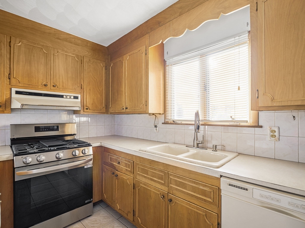 Taunton, Massachusetts 02780, United States, 8 Bedrooms Bedrooms, ,3 BathroomsBathrooms,Residential,Pending,211566