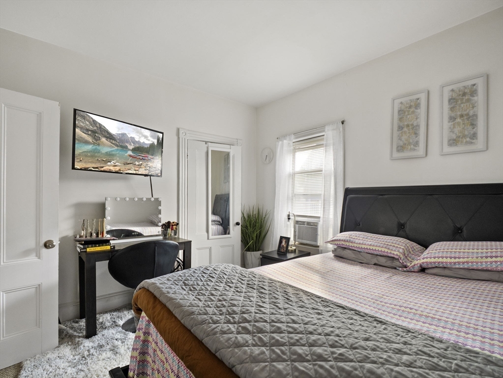 Taunton, Massachusetts 02780, United States, 8 Bedrooms Bedrooms, ,3 BathroomsBathrooms,Residential,Pending,211566