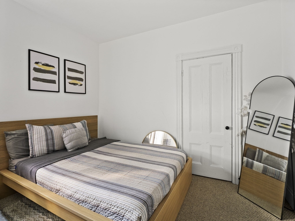 Taunton, Massachusetts 02780, United States, 8 Bedrooms Bedrooms, ,3 BathroomsBathrooms,Residential,Pending,211566