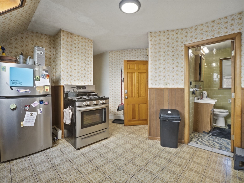 Taunton, Massachusetts 02780, United States, 8 Bedrooms Bedrooms, ,3 BathroomsBathrooms,Residential,Pending,211566