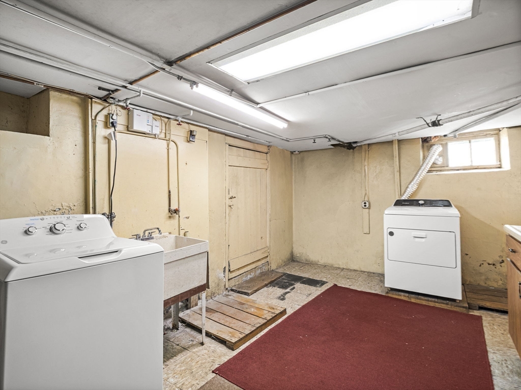 Taunton, Massachusetts 02780, United States, 8 Bedrooms Bedrooms, ,3 BathroomsBathrooms,Residential,Pending,211566