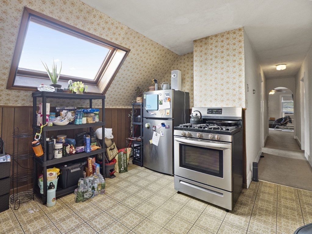 Taunton, Massachusetts 02780, United States, 8 Bedrooms Bedrooms, ,3 BathroomsBathrooms,Residential,Pending,211566