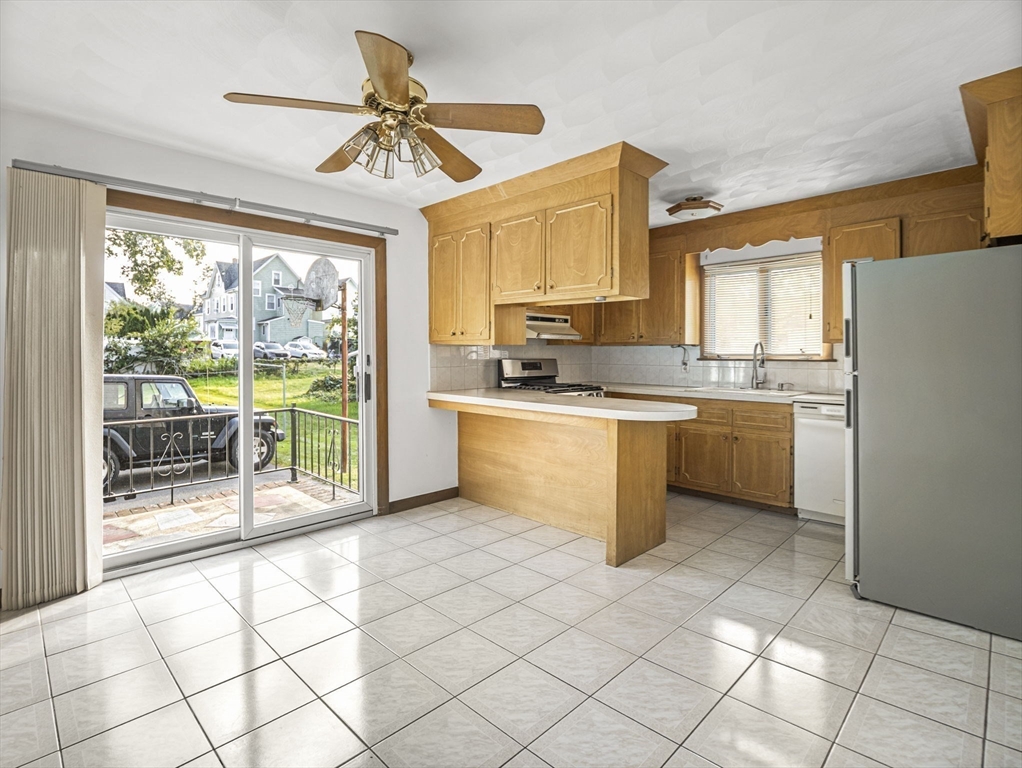 Taunton, Massachusetts 02780, United States, 8 Bedrooms Bedrooms, ,3 BathroomsBathrooms,Residential,Pending,211566