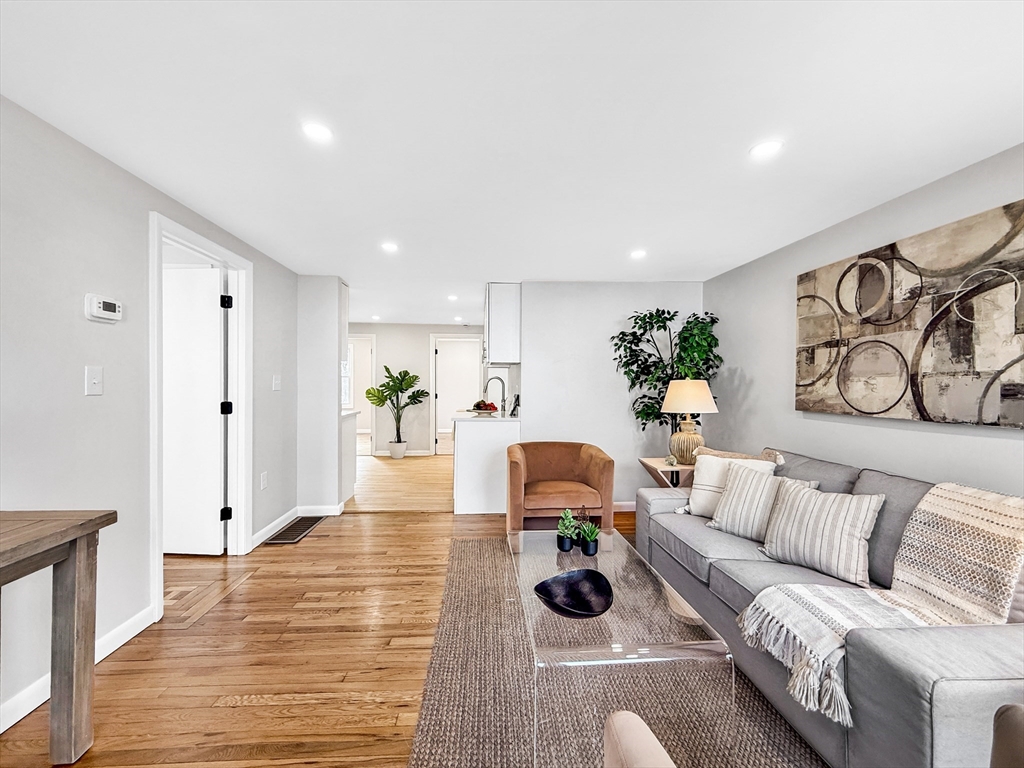 87 Arborway Dr