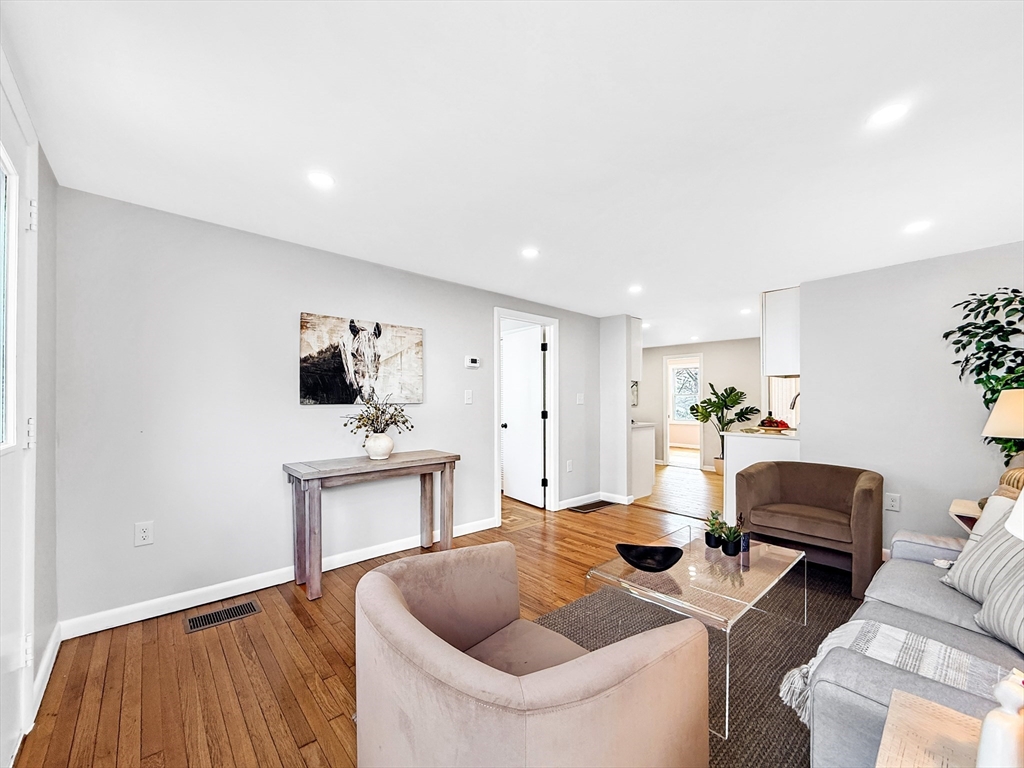 87 Arborway Dr