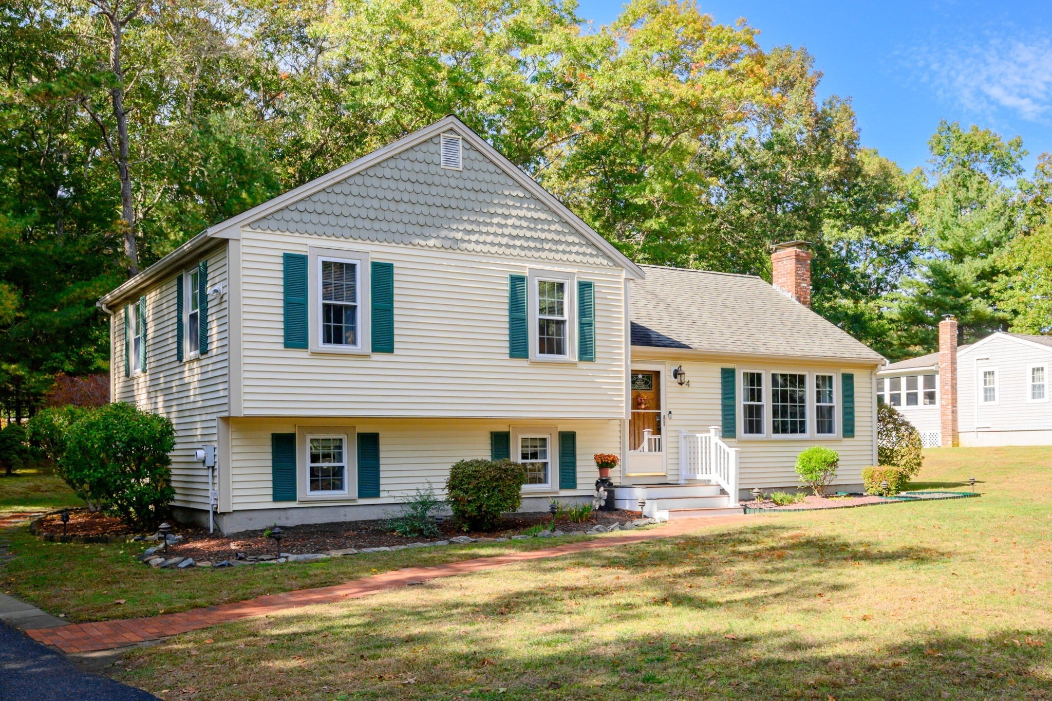 Photo of 4 Charlotte Dr, Plymouth, MA