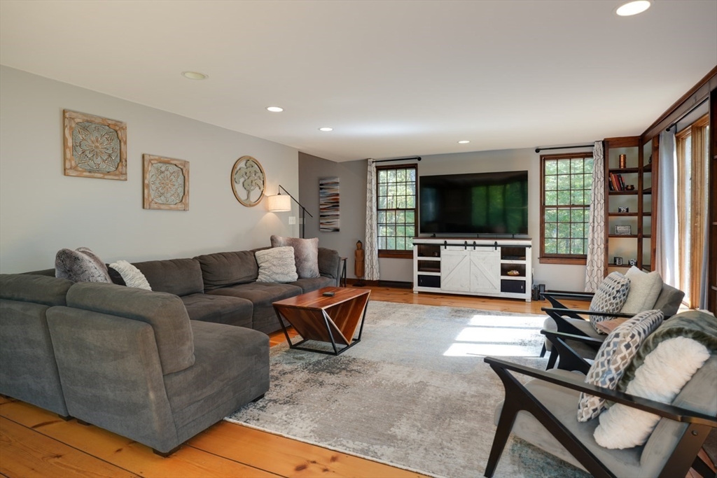 18 Bay Path Dr