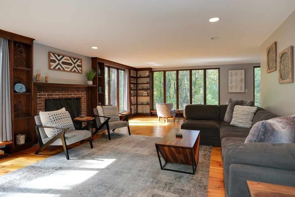 18 Bay Path Dr