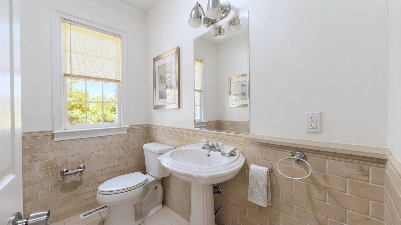 33 Woodland Ave, Saugus, MA, 33 Woodland Ave, Saugus, MA Photo #6