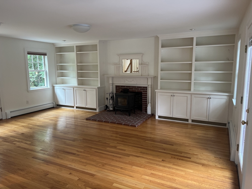 Weston, Massachusetts 02493, United States, 2 Bedrooms Bedrooms, ,3 BathroomsBathrooms,Residential,Active,173140