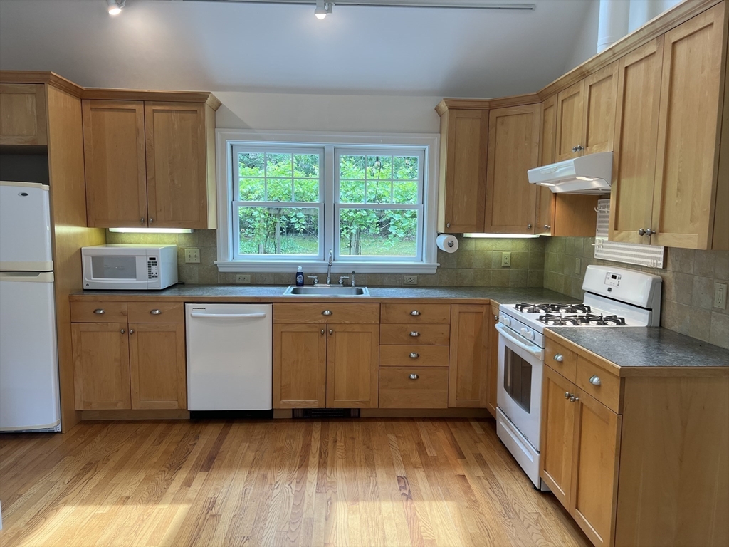 Weston, Massachusetts 02493, United States, 2 Bedrooms Bedrooms, ,3 BathroomsBathrooms,Residential,Active,173140