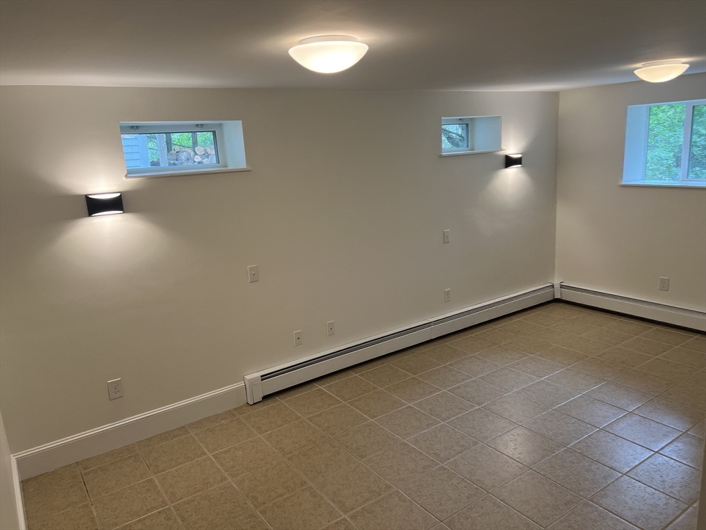 Weston, Massachusetts 02493, United States, 2 Bedrooms Bedrooms, ,3 BathroomsBathrooms,Residential,Active,173140