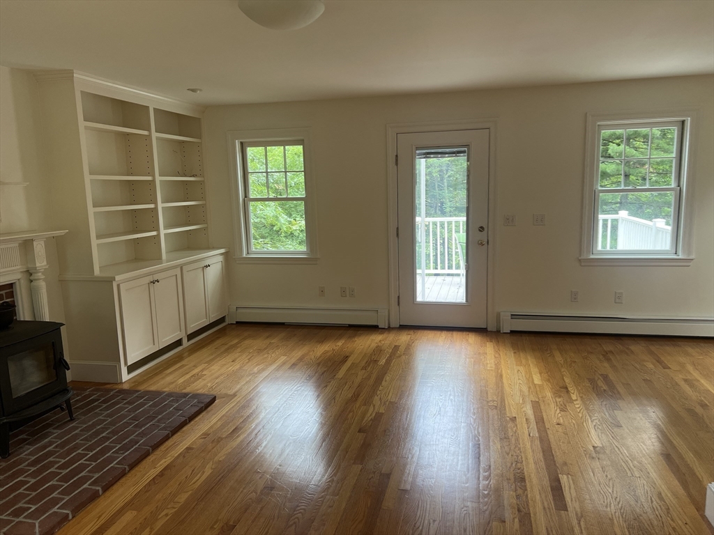 Weston, Massachusetts 02493, United States, 2 Bedrooms Bedrooms, ,3 BathroomsBathrooms,Residential,Active,173140