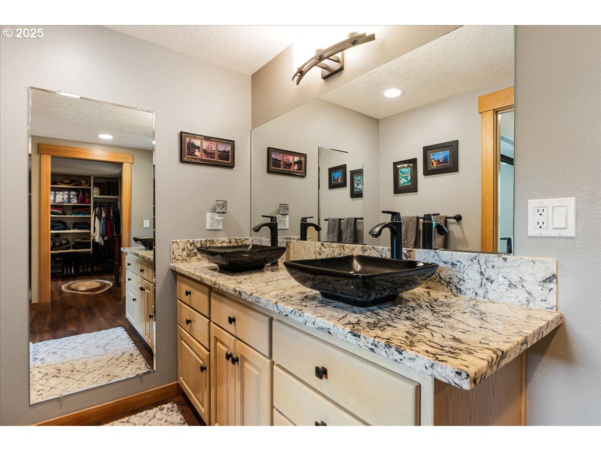 Oregon City, Oregon 97045, United States, 4 Bedrooms Bedrooms, ,3 BathroomsBathrooms,Residential,Active,169536