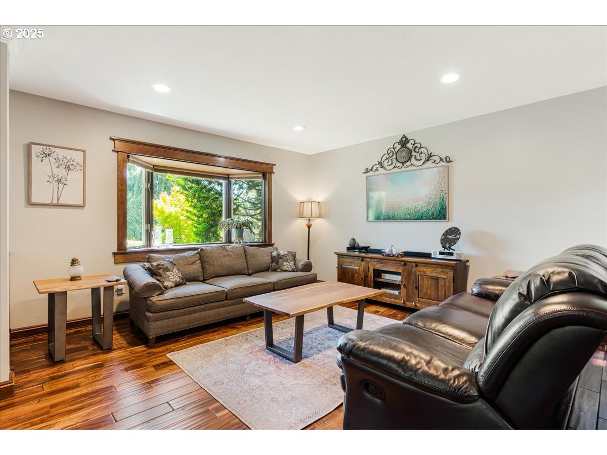 Oregon City, Oregon 97045, United States, 4 Bedrooms Bedrooms, ,3 BathroomsBathrooms,Residential,Active,169536