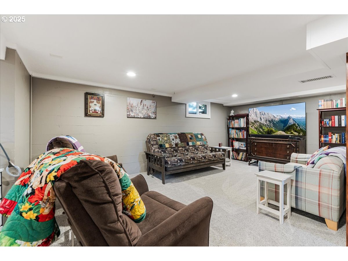 Oregon City, Oregon 97045, United States, 4 Bedrooms Bedrooms, ,3 BathroomsBathrooms,Residential,Active,169536