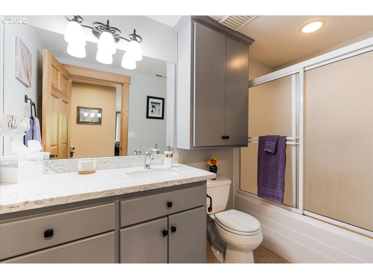 Oregon City, Oregon 97045, United States, 4 Bedrooms Bedrooms, ,3 BathroomsBathrooms,Residential,Active,169536