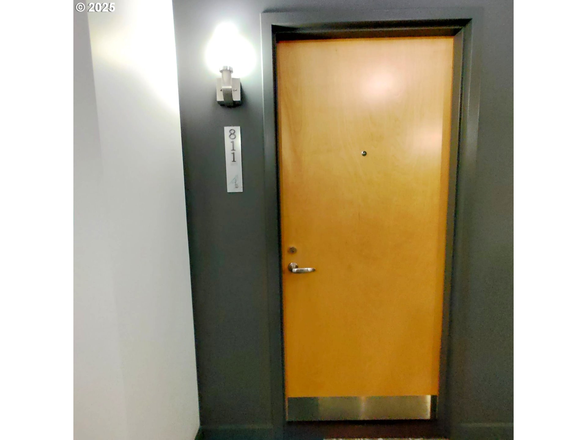 1926 W BURNSIDE ST 811