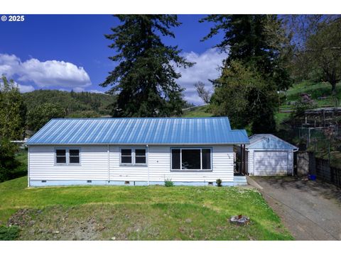 2758 NE Gordon Ave, Roseburg, OR 97470 - MLS#: 422183731