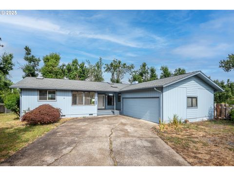 Photo of 1193 Cedar Pl, Creswell, OR 97426 (MLS # 165787191)