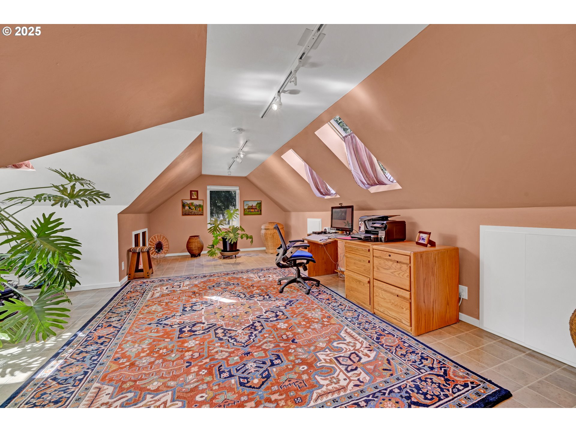 Eugene, Oregon 97405, United States, 3 Bedrooms Bedrooms, ,3 BathroomsBathrooms,Residential,Active,94420