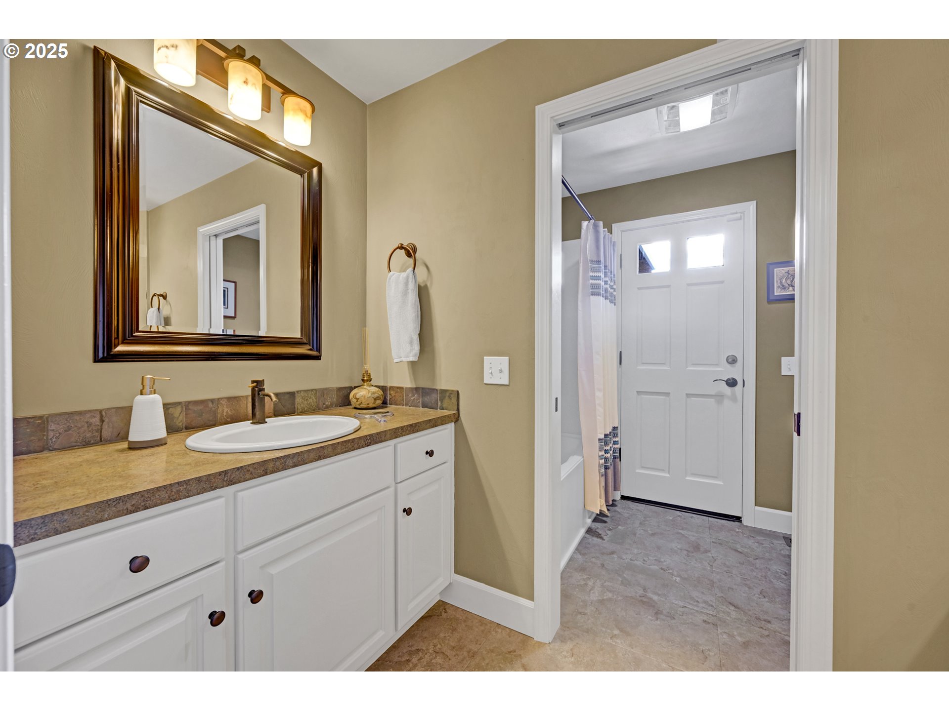 Eugene, Oregon 97405, United States, 3 Bedrooms Bedrooms, ,3 BathroomsBathrooms,Residential,Active,94420