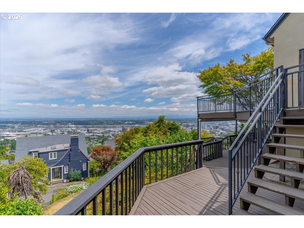 294 NW MACLEAY BLVD